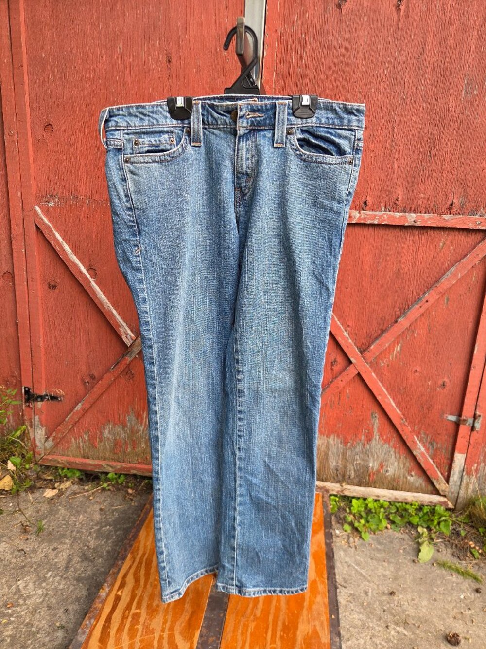 Levi’s Classic Medium Blue Wash Straight Leg Jeans – Women’s 10 (Medium)